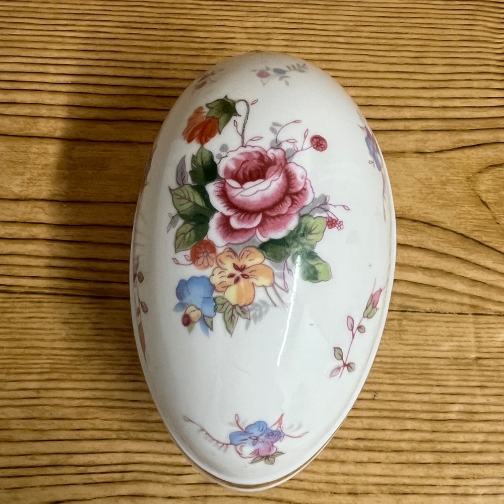 Vintage Shackman Japanese Porcelain Egg With Gold Trim-Vintage(1960-69)